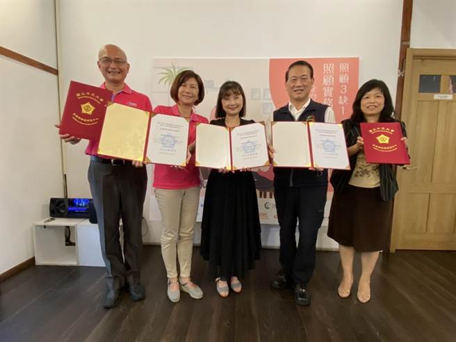 中正大学东协与南亚研究中心与美家人力资源透过产学合作，首创针对指导外籍看护工『照顾实务指导员培训班』。（冯惠宜摄）