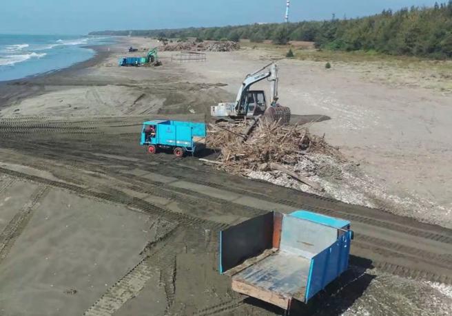 台南市过去2年累积净滩近7000公吨，垃圾主要是塑胶垃圾、保丽龙、竹支、漂流木等海漂物。(台南市政府提供)