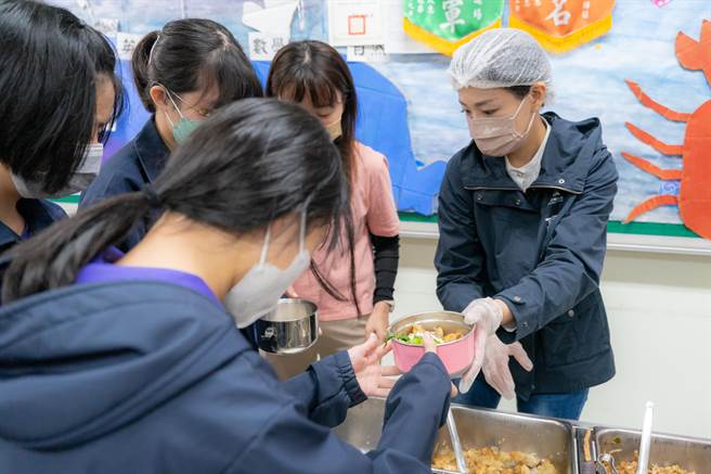 新竹市府每年将为学生加菜5000万元，而未来的营养午餐费，每学期从860元因应物价调整到1360元，增加约500元。（新竹市政府提供／王惠慧新竹传真）