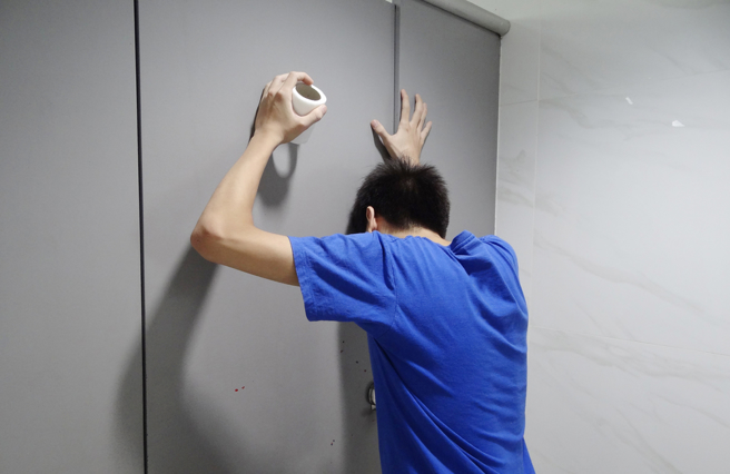 一名网友去看展惊见「男厕大排长龙」，女厕前面却空荡荡。（图／shutterstock）