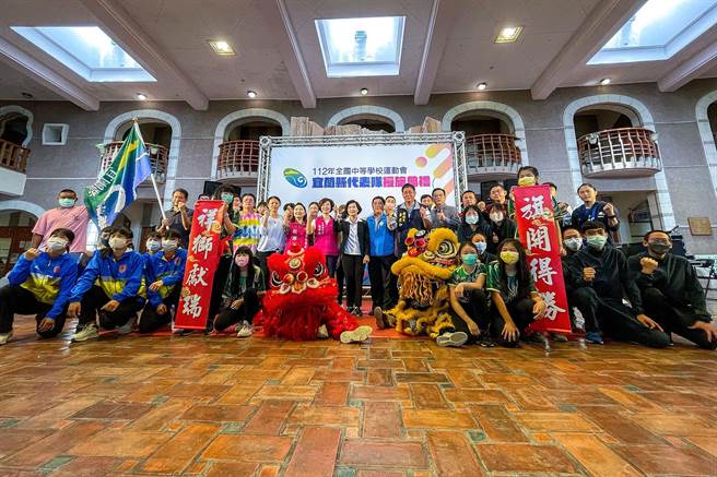 今年全中運22日在新竹縣開幕，宜蘭縣政府為選手、隊職員授旗。（李忠一攝）