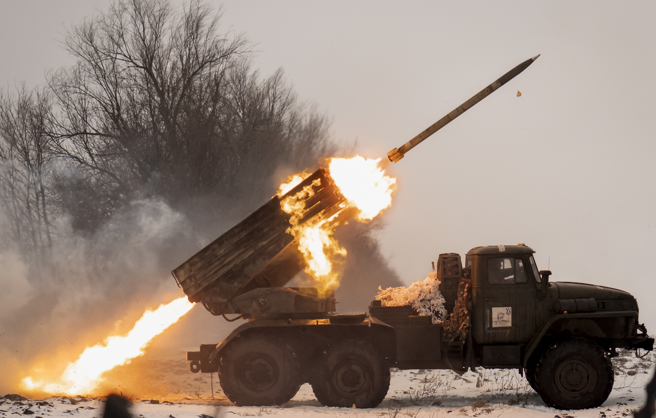 乌克兰部队在东北地区哈尔科夫（Kharkiv）向俄军发射多管火箭弹的资料画面。（美联社）