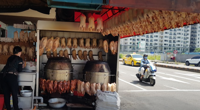 一名网友日前在路边看到一间卖烤鸭的店，发现骑楼天花板吊挂至少40只「已阵亡」的鸭子。（图／翻摄自google map）