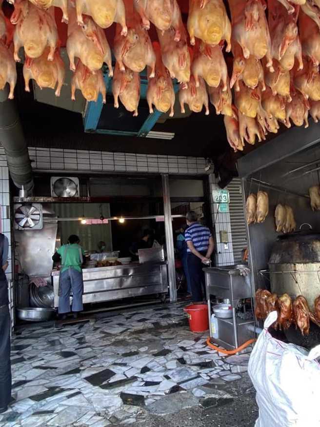 原PO发现台南一间卖烤鸭的店，骑楼挂满鸭子。（图／网友授权提供）