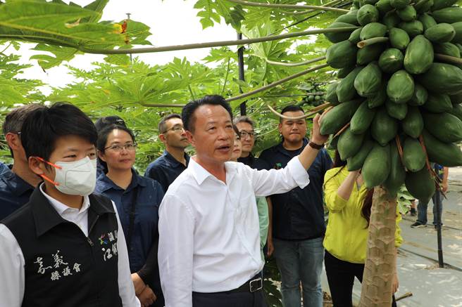 嘉义县长翁章梁参加观摩会，实地了解悠沃农场智慧导入状况。（吕妍庭摄）
