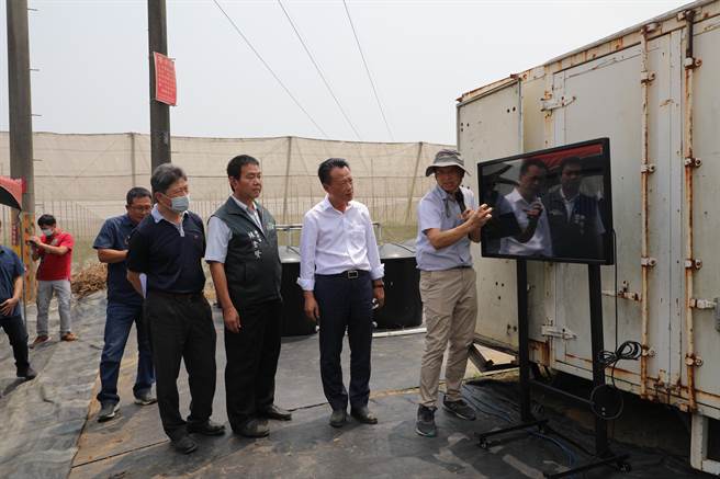嘉义县长翁章梁参加观摩会，实地了解悠沃农场智慧导入状况。（吕妍庭摄）