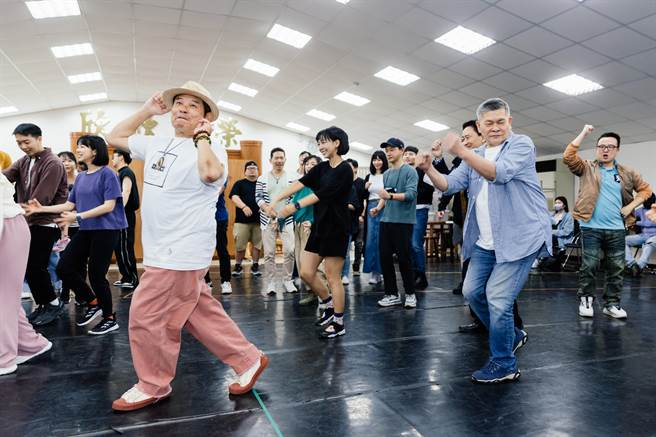 《隔壁親家》為音樂時代台灣音樂劇二部曲。國寶藝人澎恰恰（前右）、許效舜（前左）合體擔綱演出，兩人具有豐富的舞台經驗、爐火純青的演技，是能說、能演、能唱的全方位藝人。經典的「鐵獅玉玲瓏」閩南語說唱創作深植民心，是演出主角石龍伯與粗皮雄的不二人選。（郭吉銓攝）