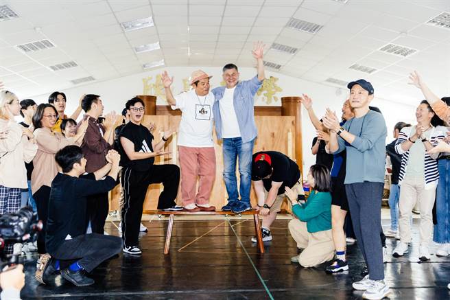 《隔壁親家》為音樂時代台灣音樂劇二部曲。劇組特別安排歷年登場過的「水底寮」班底「返村」齊聚合影，象徵澎恰恰（中右）和許效舜（中左）對這齣戲的陪伴與付出，也展現多年來孕育出眾多台灣頂尖音樂劇人才的成果。劇組也送上驚喜致賀，期盼今昔交會的動人時刻，能為經典重現亮麗的新開始。（郭吉銓攝）