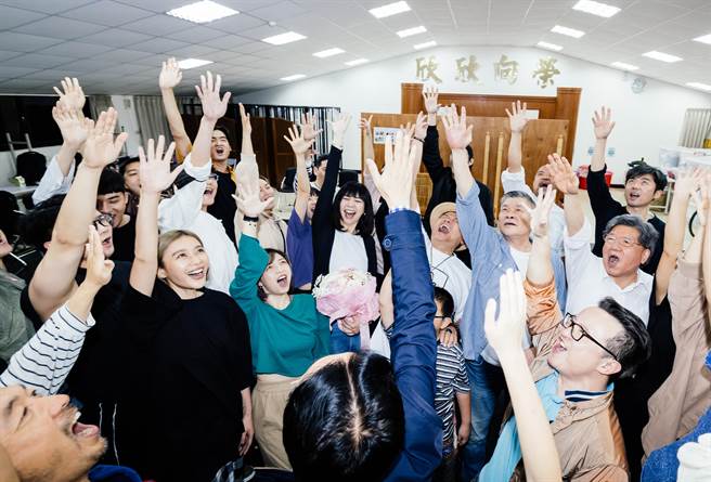 劇組12日特別安排歷年登場過的「水底寮」班底「返村」齊聚合影，展現多年來孕育出眾多台灣頂尖音樂劇人才的成果。（郭吉銓攝）