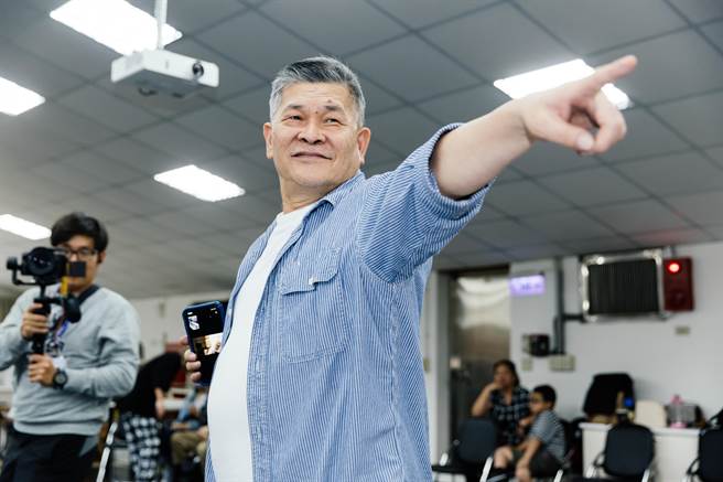 音樂劇《隔壁親家》舉辦彩排記者會，演員群也提前為即將滿67歲的澎恰恰慶生。（郭吉銓攝）