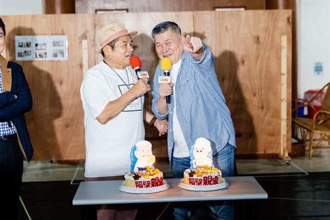 音樂劇《隔壁親家》舉辦彩排記者會，演員群也提前為即將滿67歲的澎恰恰慶生；國寶藝人澎恰恰（前右）、許效舜（前左）合體擔綱演出，兩人具有豐富的舞台經驗、爐火純青的演技，是能說、能演、能唱的全方位藝人。經典的「鐵獅玉玲瓏」閩南語說唱創作深植民心，是演出主角石龍伯與粗皮雄的不二人選。（郭吉銓攝）