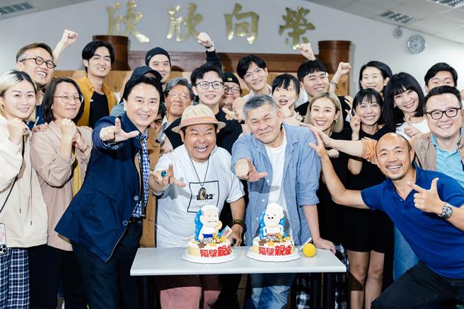 《隔壁親家》為音樂時代台灣音樂劇二部曲。劇組特別安排歷年登場過的「水底寮」班底「返村」齊聚合影，象徵澎恰恰(中右)和許效舜（中左）對這齣戲的陪伴與付出，也展現多年來孕育出眾多台灣頂尖音樂劇人才的成果。首度參演的方宥心(中右)坦言，和澎、許兩大諧星泰斗飆戲相當過癮，兩位在舞台上機智的反應讓他猶如在上表演課。劇組也送上驚喜致賀，期盼今昔交會的動人時刻，能為經典重現亮麗的新開始。（郭吉銓攝）