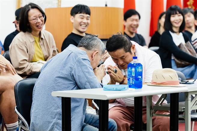 《隔壁親家》為音樂時代台灣音樂劇二部曲。劇組12日特別安排歷年登場過的「水底寮」班底「返村」齊聚，象徵澎恰恰（前左）和許效舜（前右）對這齣戲的陪伴與付出。（郭吉銓攝）