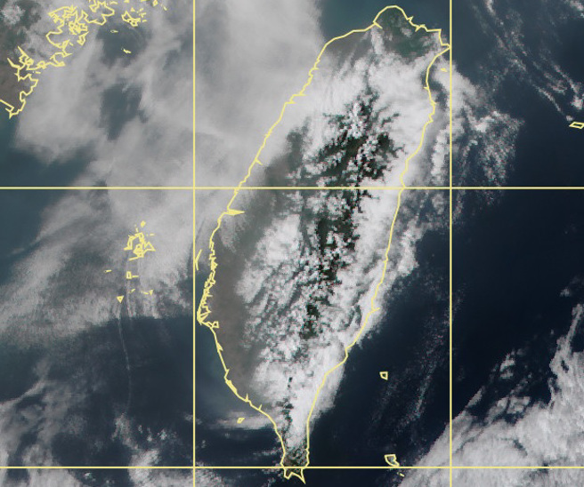 鄭明典分享，中部地區陷入空污危機，霧霾齊發。（翻攝鄭明典臉書）