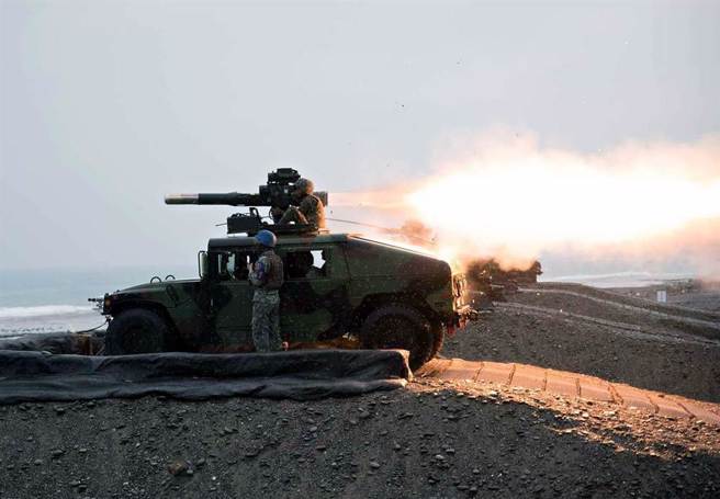 国军新到货的M1167悍马车被民眾目击在公路上运输后，引发网友热议。图为国军悍马车发射拖式飞弹。（示意图，军方提供）