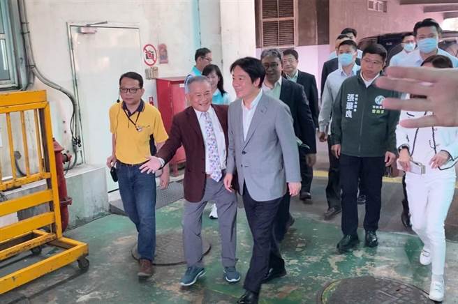 被问及国安会议座位一事，副总统赖清德13日未回应，仅浅浅一笑步入参访厂区。（蔡明亘摄）