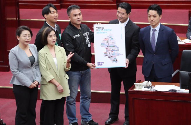 台北市长蒋万安（右）13日赴台北市议会进行施政报告与质询及答覆，市议会民眾党团赠送特前市长柯文哲的市政白皮书给蒋万安，表达对蒋万安的期许。（郑任南摄)