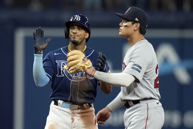 张育成（右）担任先发8棒二垒手。（美联社）