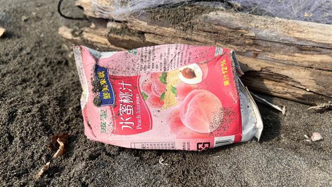 假日过后的海滩随地可见一次性饮料的垃圾。(晁瑞光提供／曹婷婷台南传真)