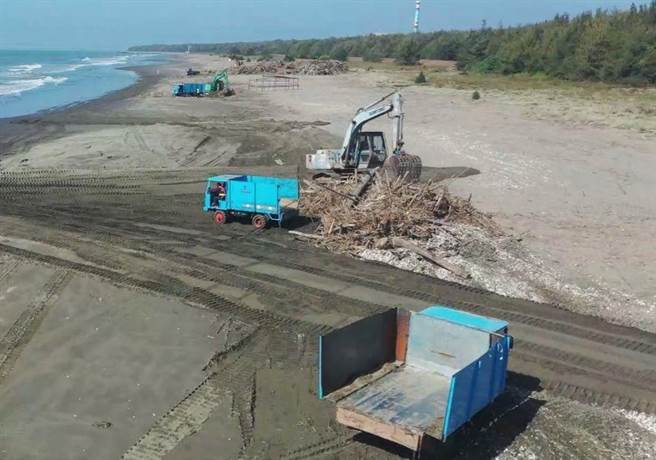 渔光岛月牙湾昔日满布蚵壳、竹架与废弃保丽龙等垃圾，台南市政府积极净滩才有今日海岸线美景。(台南市政府提供／曹婷婷台南传真)