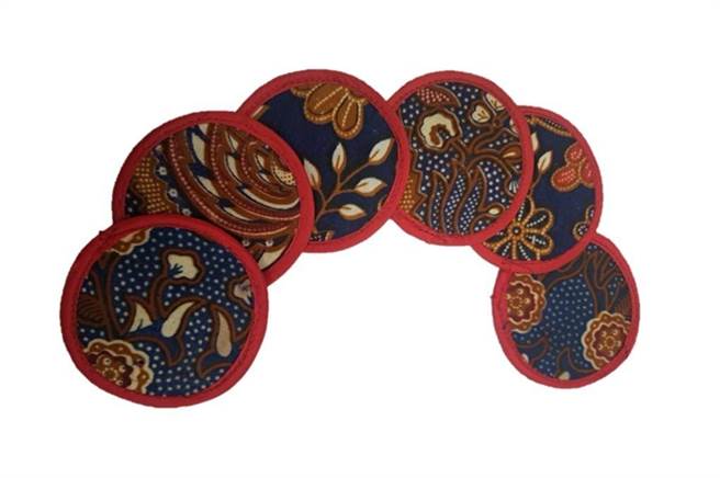 今年「清真美食特約店家」活動邀10間以上清真美食店家共同響應，民眾於17日至22日前往特約店家消費滿額，就能領取限量「手工蠟染杯墊」1個。（北市觀傳局提供／張芷瑜台北傳真）