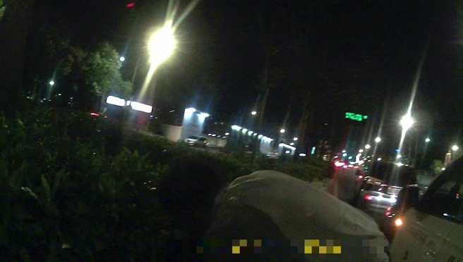 陈男抠喉「抓兔子」意图降低酒测值。（简铭柱翻摄）