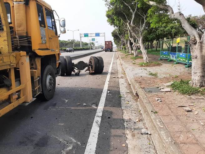 林男驾驶曳引车失控撞上快慢车道分隔岛等，警方进一步调查厘清肇事原因中。(民眾提供)