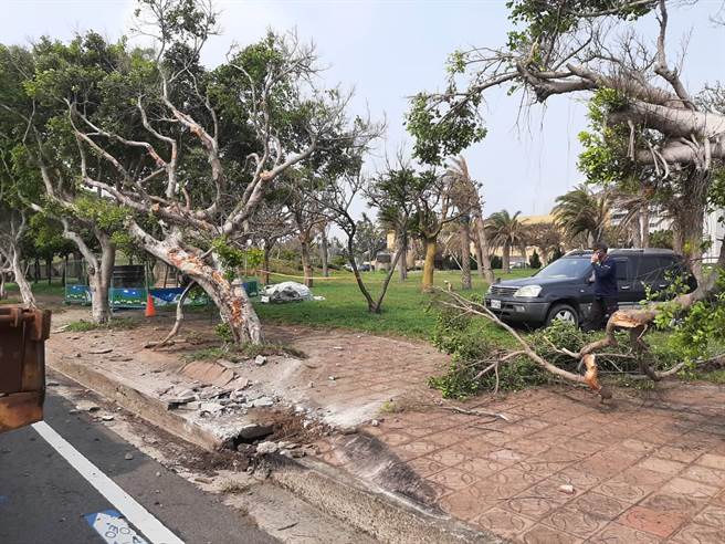 林男驾驶曳引车失控撞上快慢车道分隔岛等，警方进一步调查厘清肇事原因中。(民眾提供)