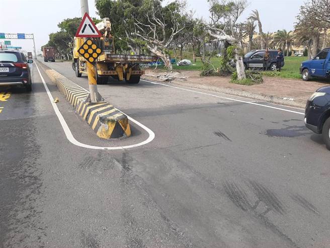 林男驾驶曳引车失控撞上快慢车道分隔岛等，警方进一步调查厘清肇事原因中。(民眾提供)