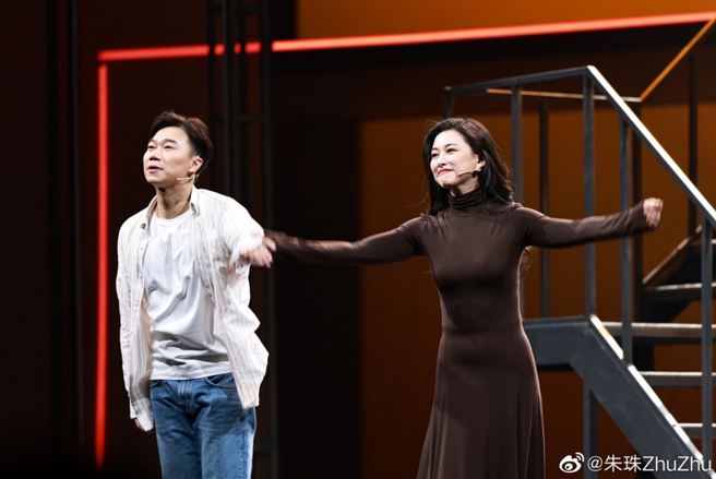 朱珠在话剧《春风十里不如你》中的造型，被网友发现腹部有2团肉，相当震惊。（图／摘自朱珠微博）