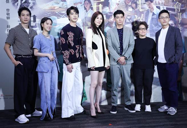 左起薛仕凌、項婕如、曾敬驊、謝盈萱、王柏傑、監製李耀華、導演林君陽出席電影《疫起》媒體聯訪。（陳俊吉攝）