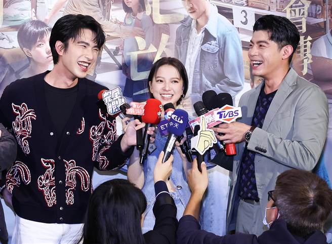 左起曾敬驊、項婕如、王柏傑，倆位男演員在《疫起》聯訪現場互嗆彼此誰比較會洗澡。（陳俊吉攝）