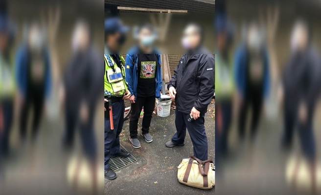 員警清查犯嫌攝影器材，當場人贓俱獲，將犯嫌依法送辦。（翻攝照片／林郁平台北傳真）