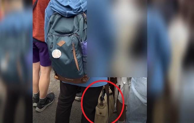 犯嫌利用裝有針孔鏡頭的手提包偷拍女學生裙底。（翻攝照片／林郁平台北傳真）