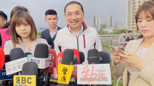 对于外传新北市议会总质询时程将提前，以便国民党徵召侯友宜，他本人则回应，一切尊重议会程序。（吕健豪摄）