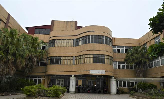 苗栗县政府活化利用旧苗栗县议会，预计5月中旬将原地拆除旧建筑，并重建苗栗市亲子馆与友善育儿空间。（李京升摄）