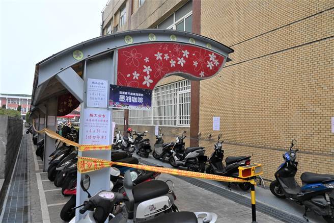 因应新建工程，县府第1办公大楼旁机车棚通道，将从15日起停止通行。（李京升摄）