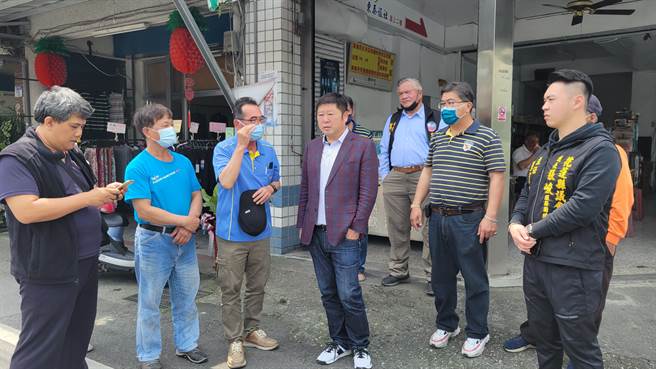 议长张峻（中）协调光復乡人车密集路段改善，办理会勘。（花莲县议会提供／王志伟花莲传真）