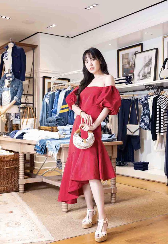 孙盛希出席Polo Ralph Lauren女装概念店开幕活动，身穿莓果色礼服让她想起两年前的加州旅行，莓果色露肩洋装3万5880 元、Polo ID 雕花迷你肩背包2万3880元。（Polo Ralph Lauren提供）