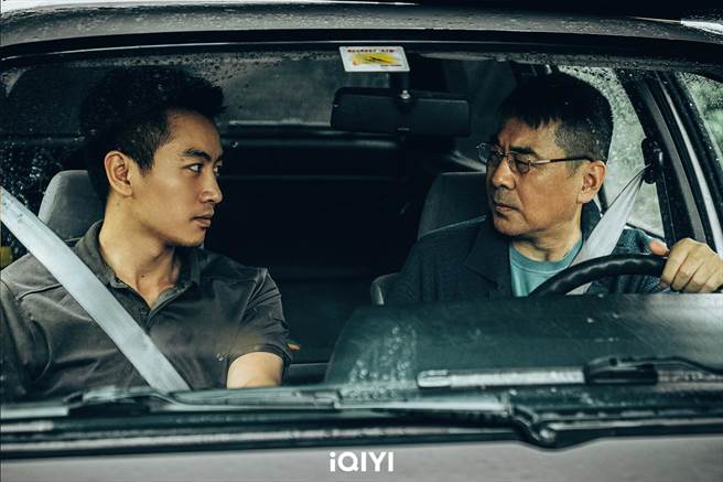  陈建斌（右）对陈晓演技讚不绝口。（爱奇艺国际站提供）