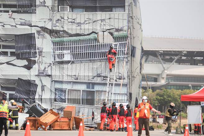 民安9號演習13日上午於烏日區僑仁國小進行兵棋推演，下午接續到烏日高鐵台中站附近廣場進行綜合實作，參演人員實際演練民眾受困住宅救援狀況。（台中市政府提供／潘虹恩台中傳真）