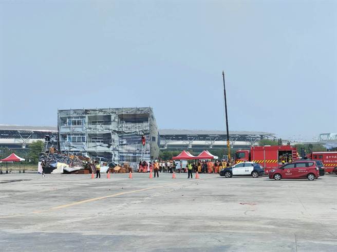 民安9號演習13日上午於烏日區僑仁國小進行兵棋推演，下午接續到烏日高鐵台中站附近廣場進行綜合實作。（潘虹恩攝）