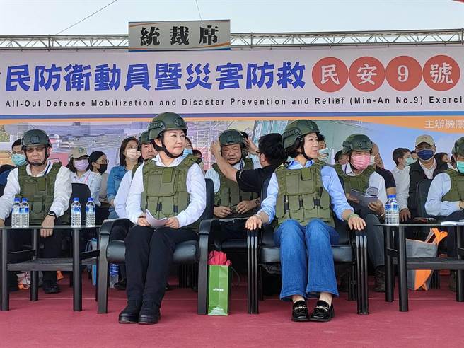民安9號演習13日上午於烏日區僑仁國小進行兵棋推演，下午接續到烏日高鐵台中站附近廣場進行綜合實作，台中市長盧秀燕率各局處首長列席觀摩台參與演習全程。（潘虹恩攝）