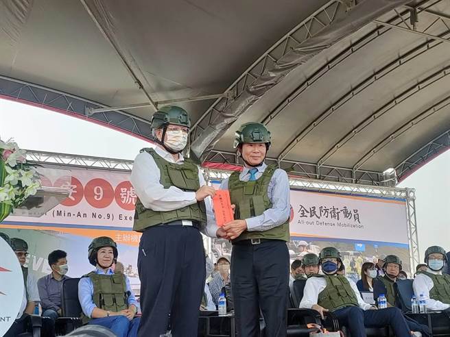 今日演習由行政院原子能委員會副主委劉文忠（左）擔任評核官，演習結束後致贈加菜金慰勞參演人員。（潘虹恩攝）