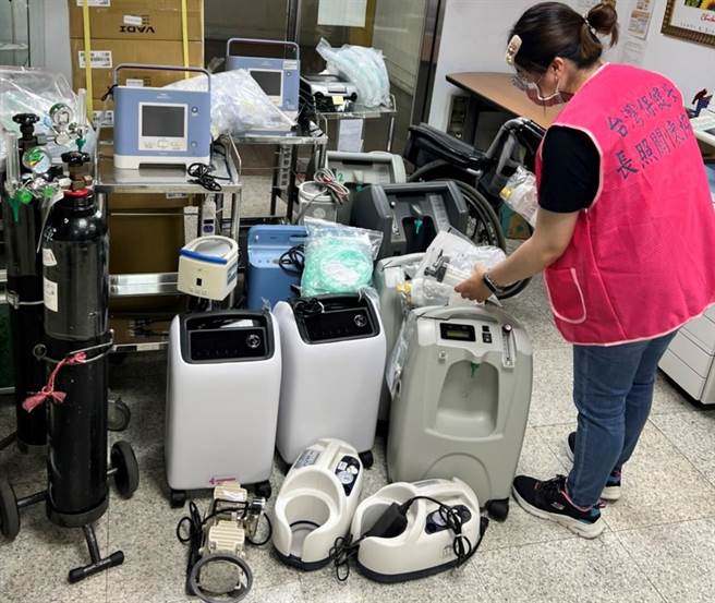 台湾保健安长照关怀协会举办为爱呼吸病友会，动员志工、备齐相关医疗器材，要带31名病友及家属踏青去。（冯惠宜摄）