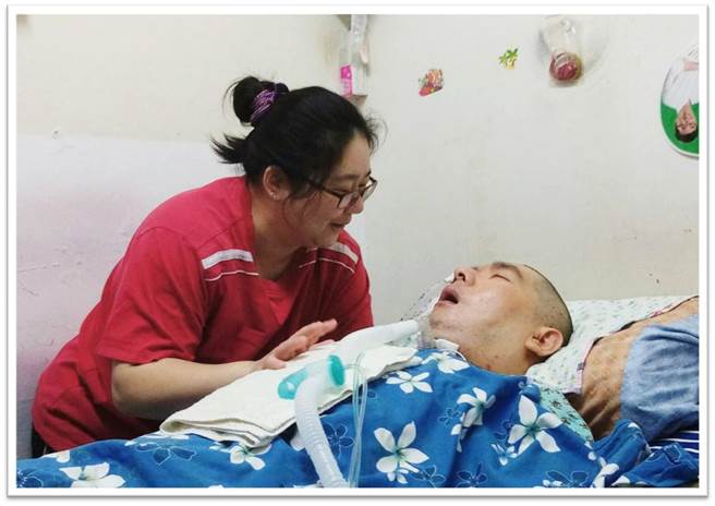 台湾保健安长照关怀协会指出，全台有超过1万1千名因呼吸衰竭需长期使用呼吸器的患者，他们在状况稳定后透过租或买呼吸器回归居家照顾。（台湾保健安长照关怀协会提供／冯惠宜台中传真）