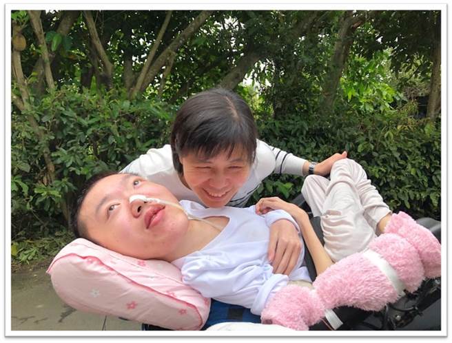 台湾保健安长照关怀协会长期投入呼吸器依赖患者弱势个案关怀。（台湾保健安长照关怀协会提供／冯惠宜台中传真）