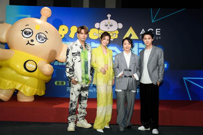 陈零九（左起）、任容萱、陶晶莹、王子在新节目中担任明星观察员。（三立提供）