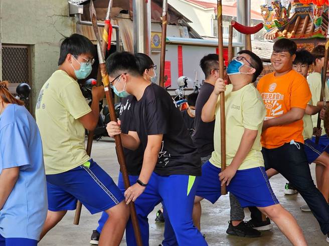 台南学甲中社宋江阵今年与北门高中合作开课，让学生实际手握武阵兵器，感受对打练习。（张毓翎摄）