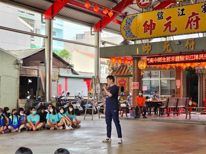 台南学甲中社宋江阵今年与北门高中合作开课，让学生实际手握武阵兵器，感受对打练习。（张毓翎摄）